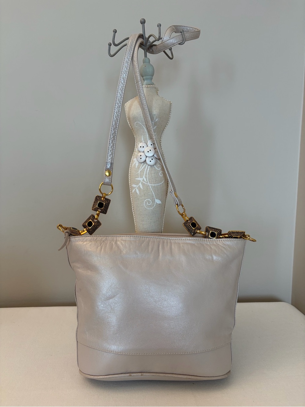 RO-EL Ingeldew Vintage Leather Shoulder Bag | Pearl Taupe | Gold Accent Hardware